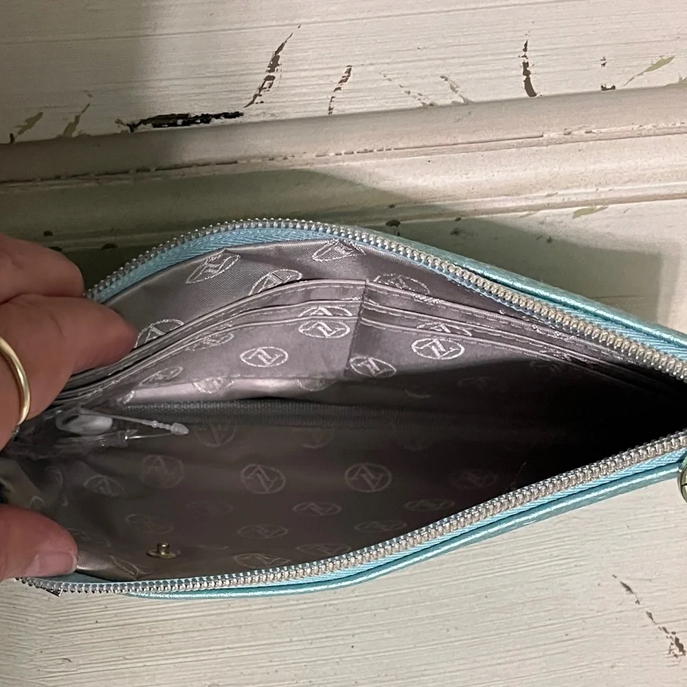 ADRIENNE VITTADINI NWT Ice Blue Pebble Charging Wallet w/Detachable Strap